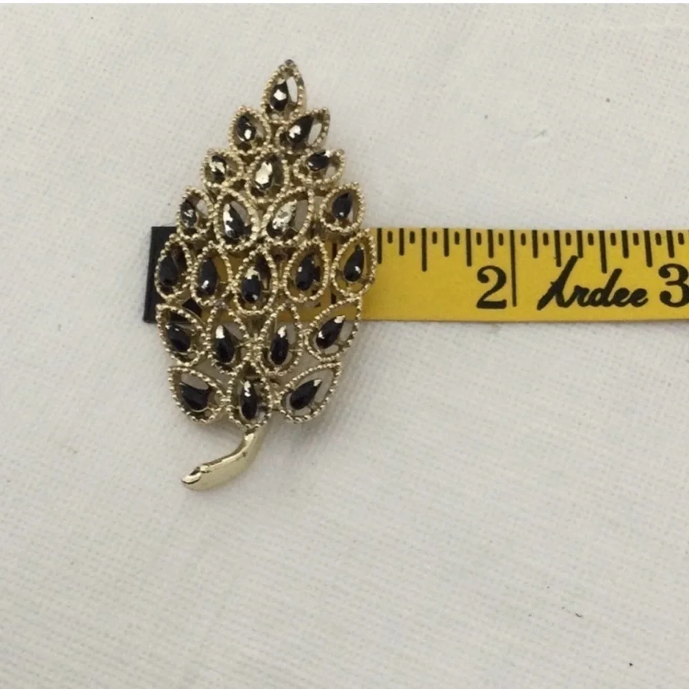 Vintage GERRYS Leaf Black Enameled Gold Tone Brooch Pin
